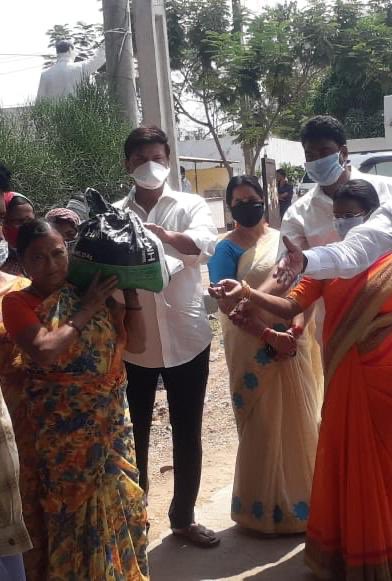 MarriRajasekar's tweet photo. Provided necessary groceries to the people affected by #lockdown at Gnanpur, Gundlapochampally Municipality.Chairperson Smt.Lakshmi, Vice Chairman &amp; Counsellor Philip also participated.
#TelanganaFightsCorona
#CoronaVirusPandemic
#Lockdown21 
#StayAwareStaySafe
#HelpingHands https://t.co/9m47SDeH8V