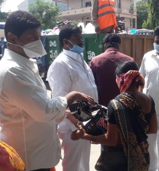 MarriRajasekar's tweet photo. Provided necessary groceries to the people affected by #lockdown at Gnanpur, Gundlapochampally Municipality.Chairperson Smt.Lakshmi, Vice Chairman &amp; Counsellor Philip also participated.
#TelanganaFightsCorona
#CoronaVirusPandemic
#Lockdown21 
#StayAwareStaySafe
#HelpingHands https://t.co/9m47SDeH8V