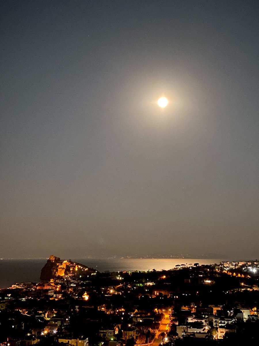 elemoire's tweet photo. #superluna ai tempi del #COVID19 ma #andratuttobene #ischia #napoli #campania #italia https://t.co/vWKN7Y1kXq