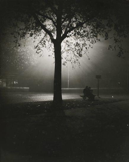 wonderful_g's tweet photo. #NotturniDiCittà
 #VentagliDiParole 

“Tacemmo a lungo e guardammo le stelle. [...] Saliva un odore dolce, quasi di fiori”.
_Cesare Pavese, Il diavolo sulle colline

📸 Brassaï https://t.co/2lCBxuQik0