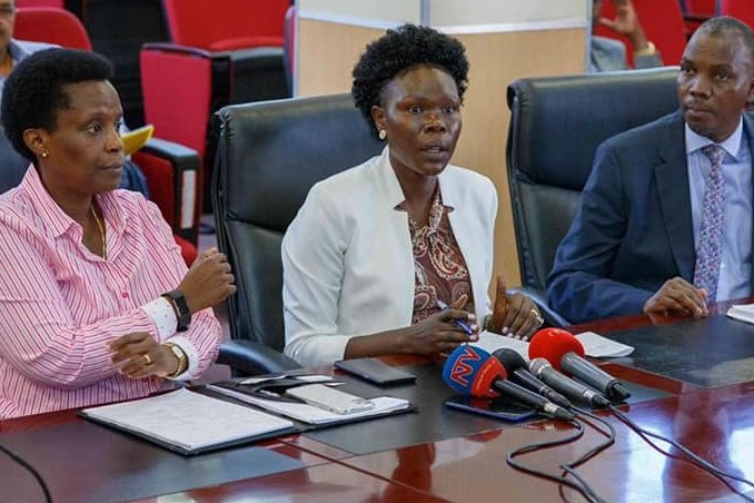 RedPepperUG's tweet photo. NEWS: @HonAniteEvelyn mobilizes UGX200M, 8 Vehicles from #Manufacturers to fight #covid_19
#RedPepperUpdates #COVID19Pandemic
#COVID19UG @RugyendoQuotes @MMuhwezi_UG @mugumya
https://t.co/4fEYCXnbfN https://t.co/V1Zwu4Vji1