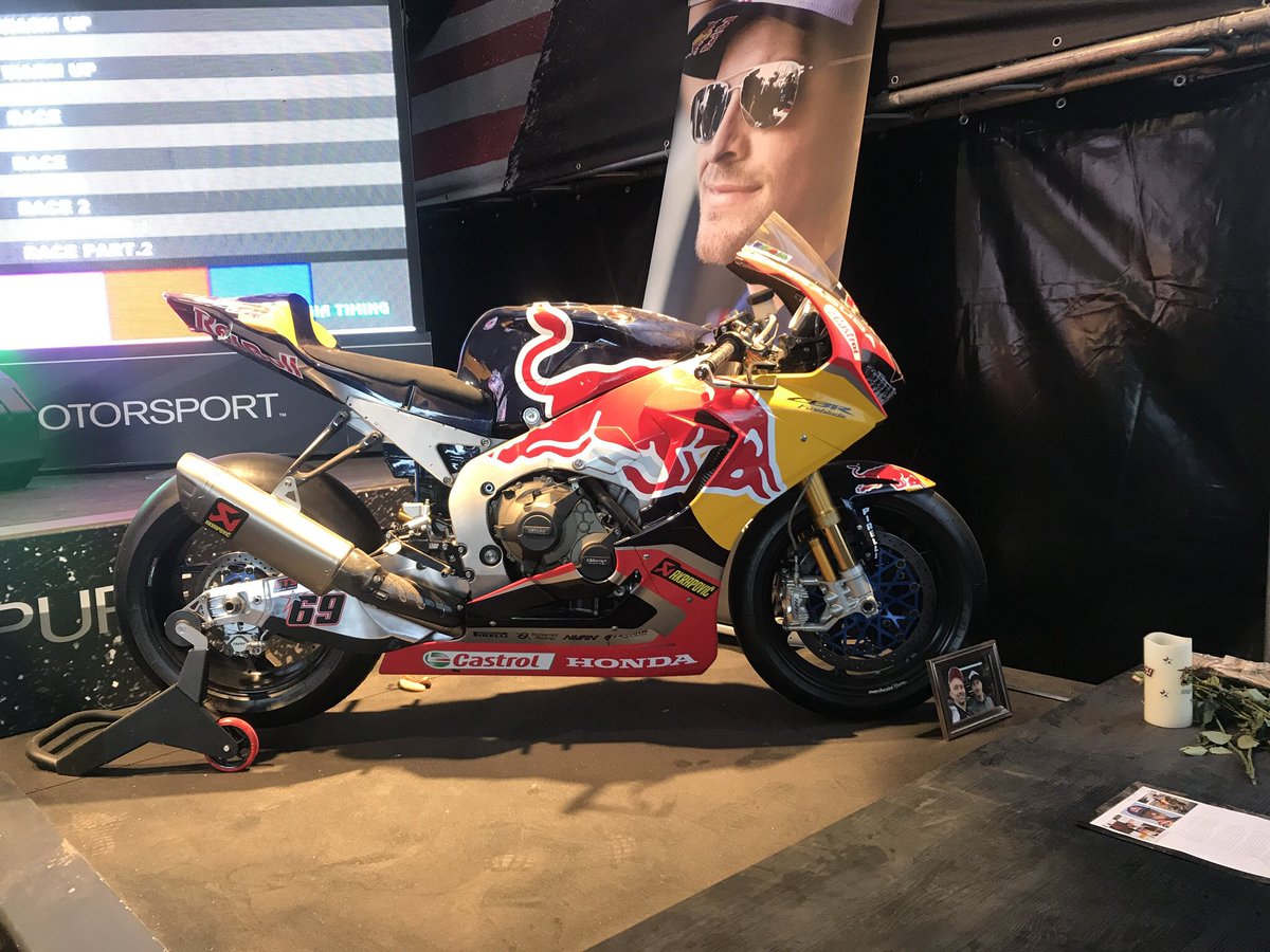 Mark75red's tweet photo. @mhillofficial @FIM_live @WorldSBK @PirelliMoto @motul @ProseccoDOC @JulesCluzel16 @GMT94 @DoningtonParkUK @yamaharacingcom also, this #gonicky https://t.co/xGKgF871Yh