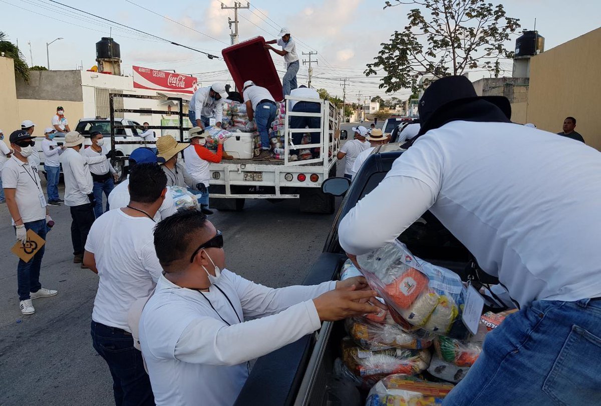 SIPSENOTICIAS's tweet photo. #SNCUN Continua la entrega de apoyo alimentario en el municipio de Benito Juárez, se pide a la población ser paciente y permanecer en casa.
Créditos : Escuadrón Azor , Policía Qroo. https://t.co/F5ObvQIigM