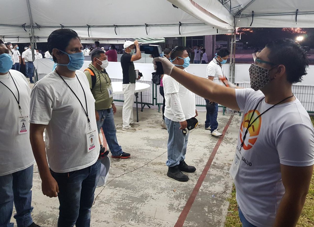 SIPSENOTICIAS's tweet photo. #SNCUN Continua la entrega de apoyo alimentario en el municipio de Benito Juárez, se pide a la población ser paciente y permanecer en casa.
Créditos : Escuadrón Azor , Policía Qroo. https://t.co/F5ObvQIigM