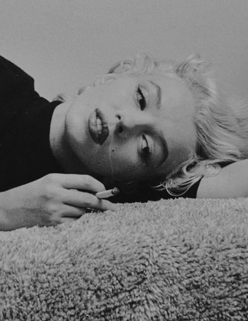 now let& #39;s talk about the mafia man who risked it all.. illuminati as an institution wanted them BOTH dead now that he helped her escape but also the concept of marilyn monroe being dead to the public served the illuminati as well