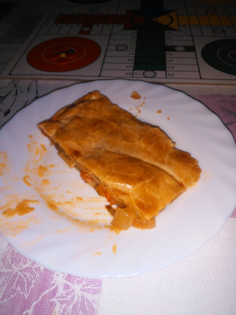 RayGtc2's tweet photo. Cojo otra empanada, la tiro pa la barriga, y ya son 4 trozos de empanada los que la barriga se ha zampado 🎶🎶🎵🎵 #PutoGordo #Cebao 🐽 https://t.co/QIT3NSPlEb