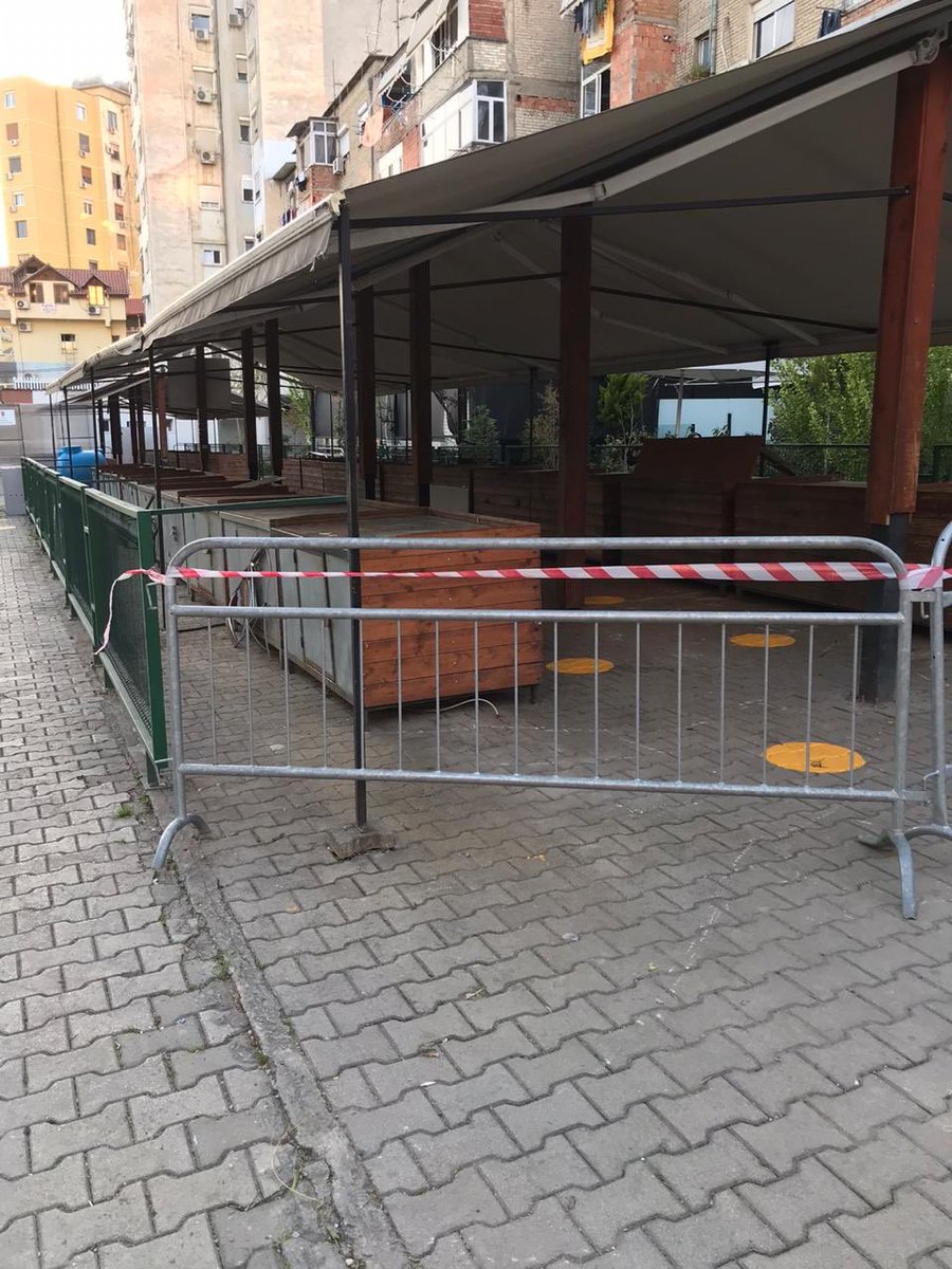 florian_pullazi's tweet photo. Tregu i Fruta-Perimeve në Njësinë 2 nga nesër në zbatim të rregullave të distancës sociale dhe dezifektimit në hyrje të tij. Të gjithë bashkë të respektojmë rregullat e luftës kundër virusit, beteja vazhdon deri në fund💪.
Të gjithë bashkë do të ja dalim 🇦🇱🇦🇱🇦🇱. https://t.co/CoHdUqPxDT