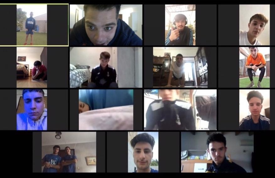 Que si som un irresponsable, un loco, un temarario, un inconscient... per voler acabar la lliga QUAN ES PUGUI...
Pero, la il·lusió d'aquest equip es infinita, lluitant desde casa (26 dies) i amb una predisposicio increible, aixi que podeu dir el que volgueu
Vamos Juvenil Felanitx