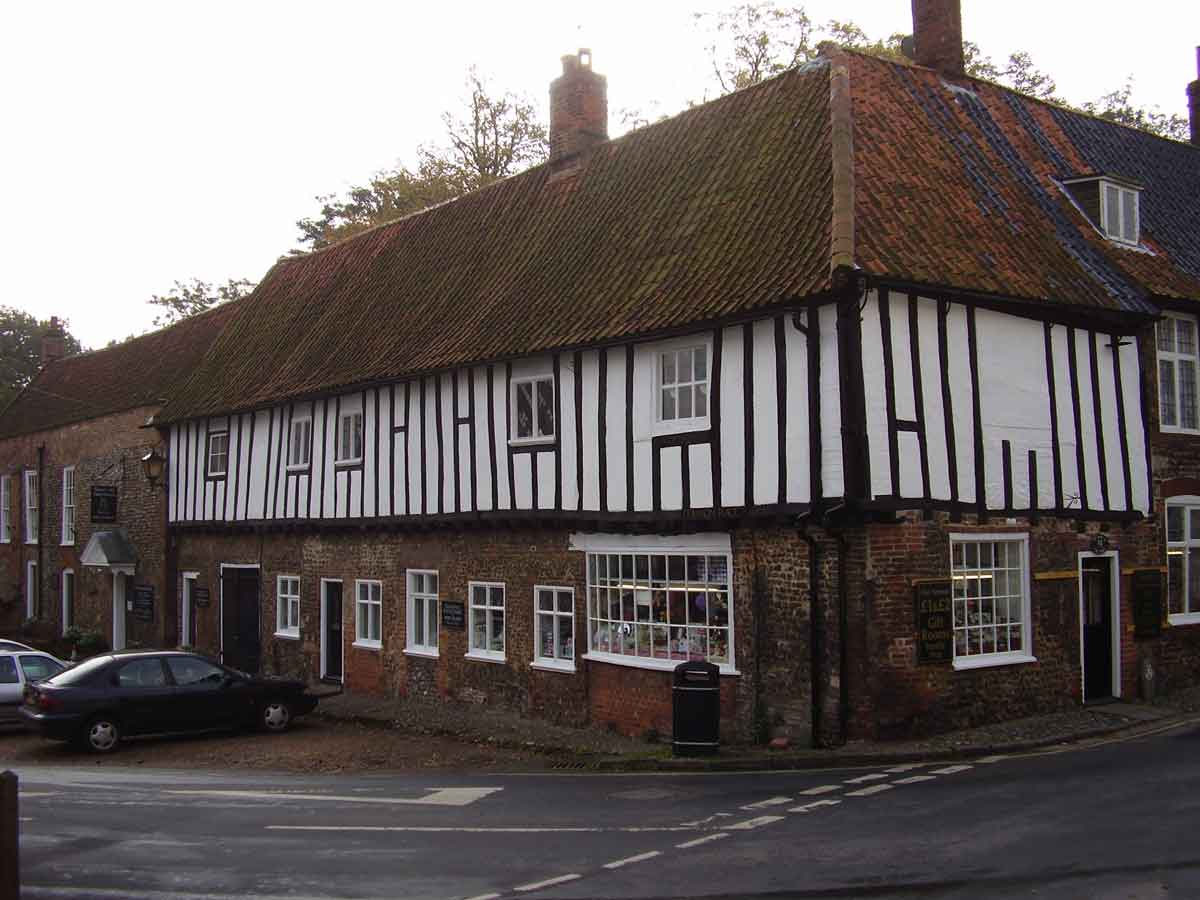 Little Walsingham is unique within England in that it was built almost entirely to cater to the lucrative pilgrim trade. The town was ‘planned’ and laid out on a grid system. This building dates to the early C16th & may well been built as a pilgrim hostel.  #EAchurches