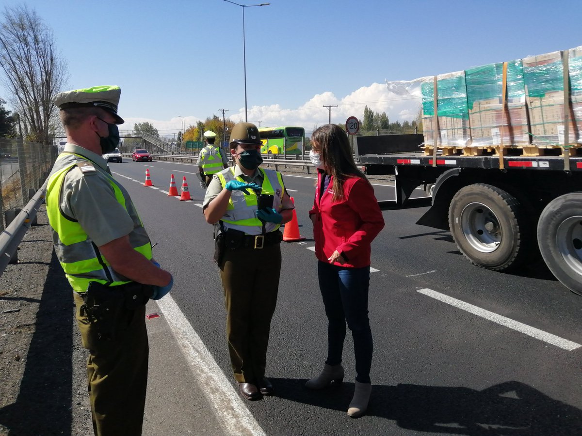 Ahora nos trasladamos a #Rengo junto a <a href="/carab_ohiggins/">Carab_Ohiggins</a> realizando férrea fiscalización para evitar el traslado a segundas viviendas o vacaciones.
Además se realiza el cruce con el registro de personas en cuarentena que puedan estar circulando.
#CuidemonosEntreTodos