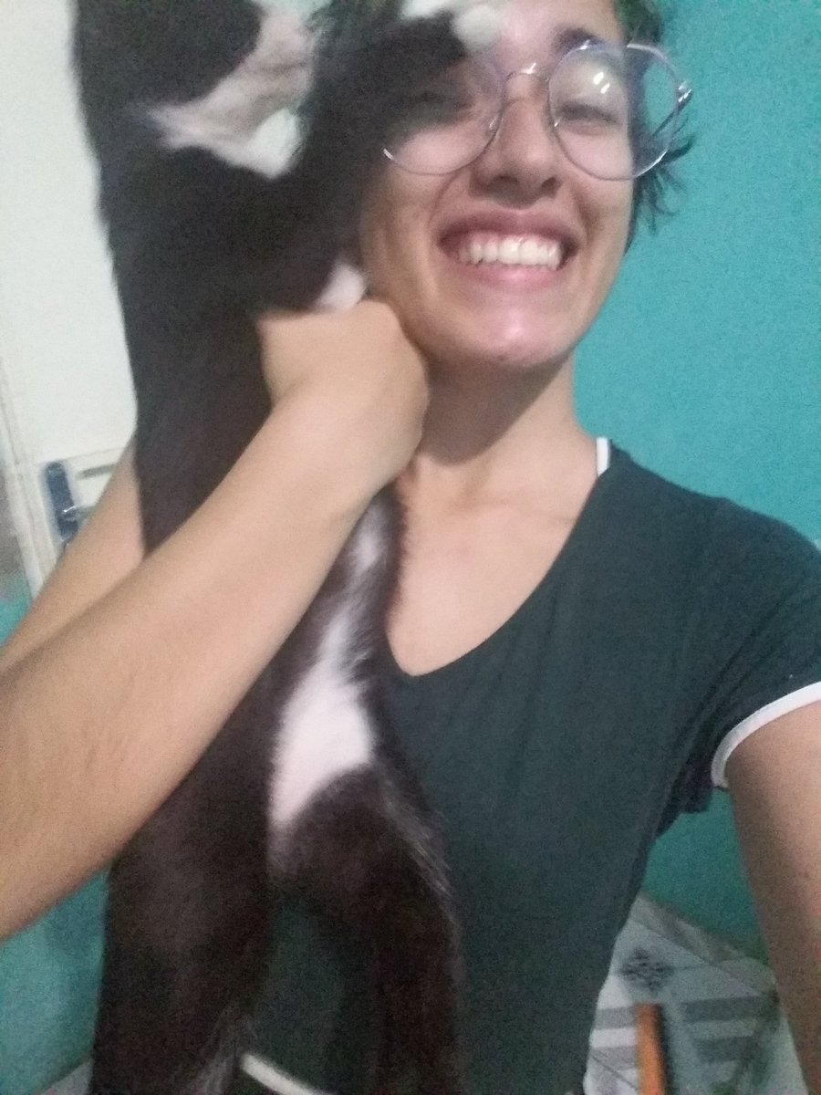 mwchelly's tweet photo. a gente cria, da amor e carinho . passa por cima de pau é pedra pra criar é quando cresce , vira adolescente.  não quer bater foto com o pai , não quer ficar mas no colo. 
o fase horrível . 💔😭 https://t.co/dFQ5ifC01J
