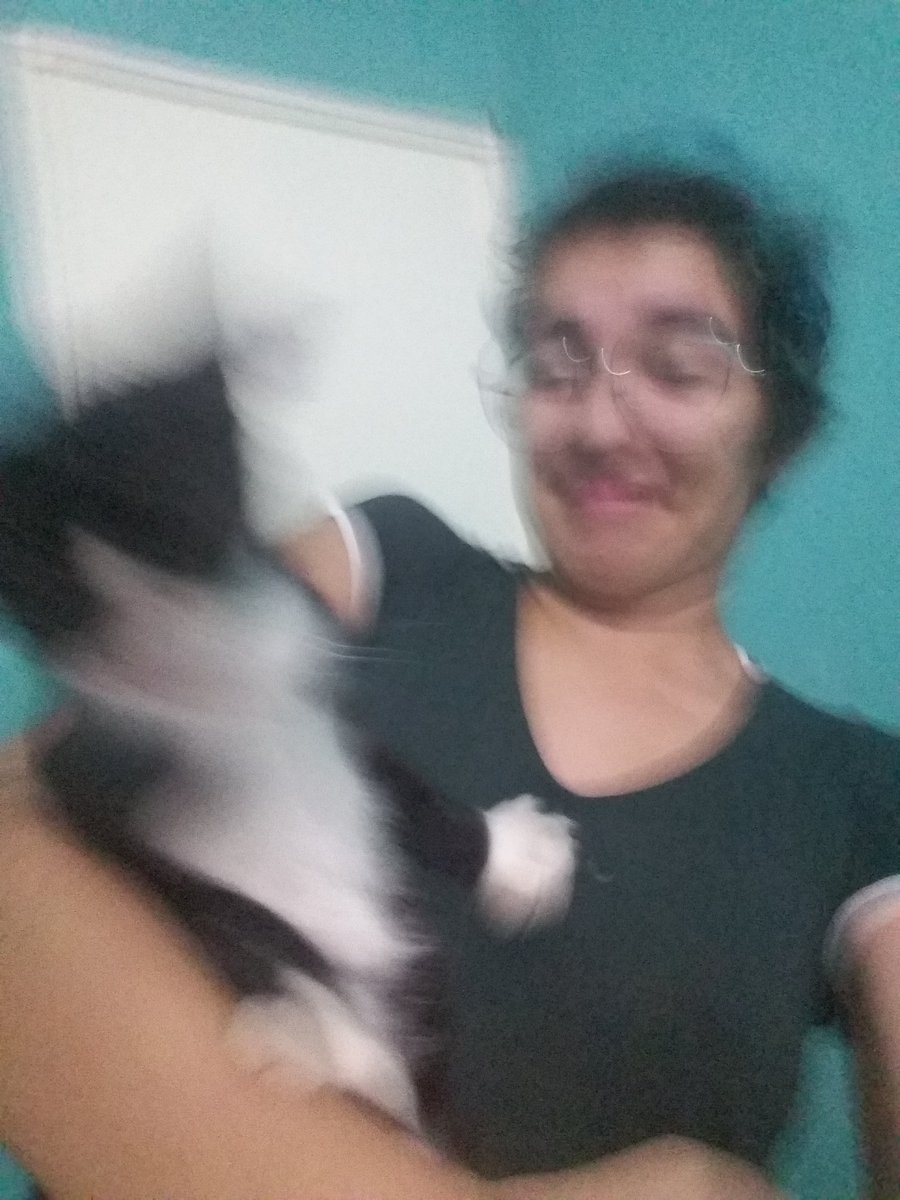 mwchelly's tweet photo. a gente cria, da amor e carinho . passa por cima de pau é pedra pra criar é quando cresce , vira adolescente.  não quer bater foto com o pai , não quer ficar mas no colo. 
o fase horrível . 💔😭 https://t.co/dFQ5ifC01J