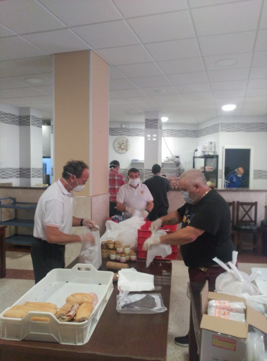 Medinaceli_Mlg's tweet photo. CARIDAD 🙏. Nuestros bravos voluntarios de la Comisión de Caridad trabajando en el día de hoy junto al Voluntariado de los Ángeles Malagueños De la Noche. 

Así lo harán gustosamente mientras seamos requeridos para ello.

#CofradiasMLG #ayudameaayudar #somosdemedinaceli https://t.co/qePTQqfdOa