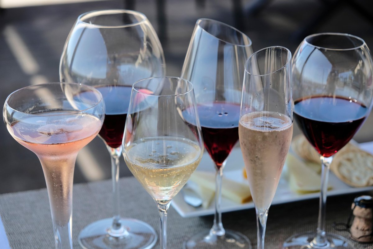 NEW TODAY: Ohio Gov. Mike DeWine allows alcohol with carryout meals, delivery -> bit.ly/34hIhLn

You can now get alcohol with your carryout/delivery in Ohio, Kentucky &amp; Indiana!🍷🍺🍹