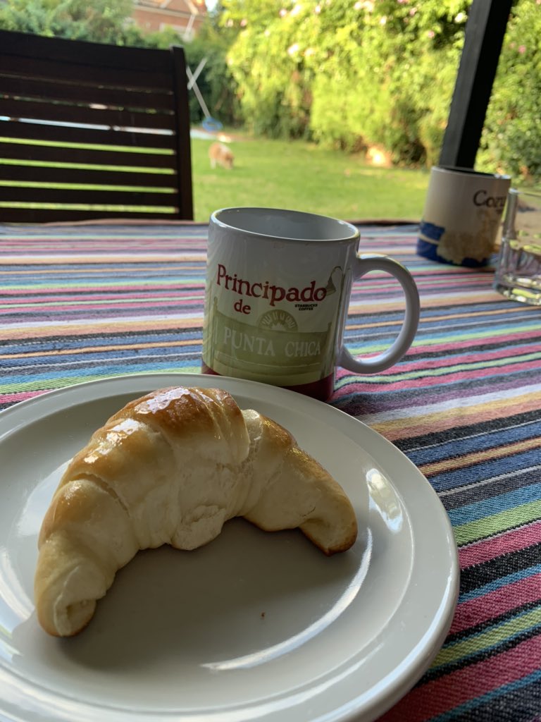 Nos sacaran la libertad pero a mi nadie me saca mi momento cafecito con medialuna de manteca. 