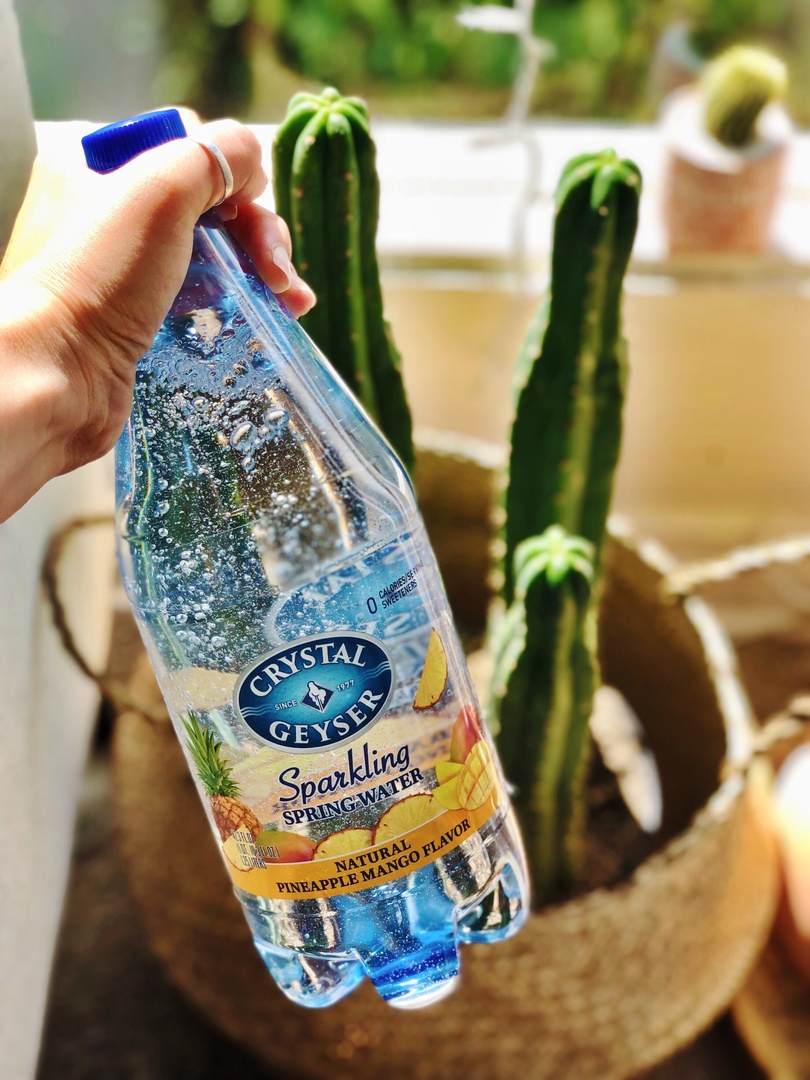 We're saying hello 👋 to April with a refreshing glass of Pineapple Mango bubbles.