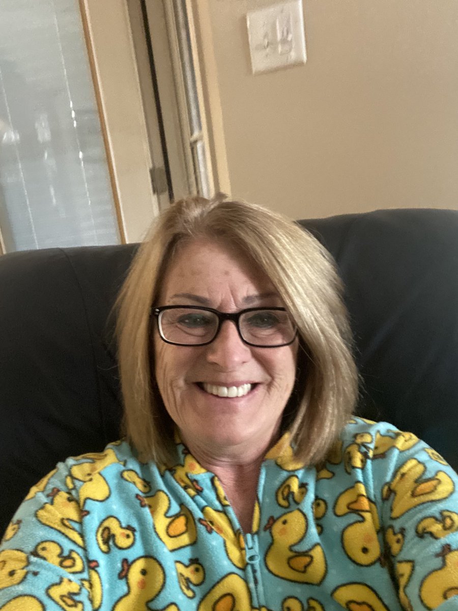 mrsmasonsecond's tweet photo. Cozy and connecting with my students! #distancelearning #cozyday #SoaringInSecond @bce_bluejays https://t.co/RUjDVHRBVp