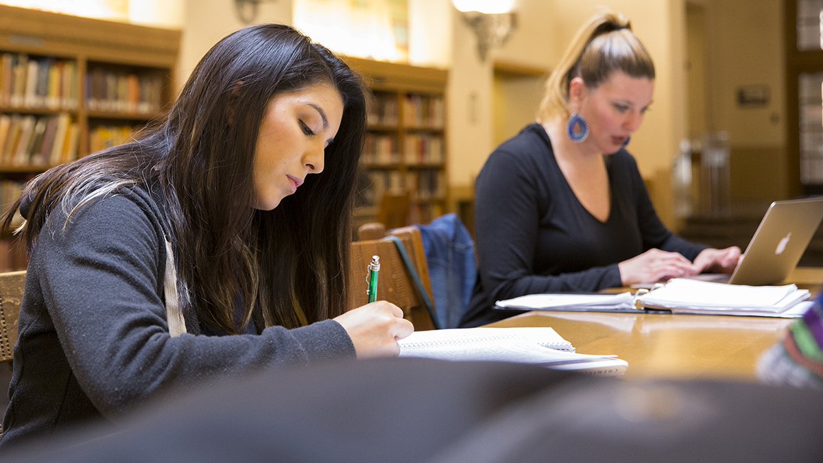 UNM's tweet image. .@asunmlobos and UNM resource centers have put $30,000 of scholarships together to help YOU, Lobos. Needing a life raft right now amidst this crisis? Read here ➡️bit.ly/2xbtyp4 OR check out this thread ⬇️ ❤️