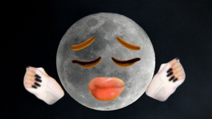 Zinou__b's tweet photo. La lune ce soir quand elle a vu que tout le monde la regardait https://t.co/1aA3xOlfOk