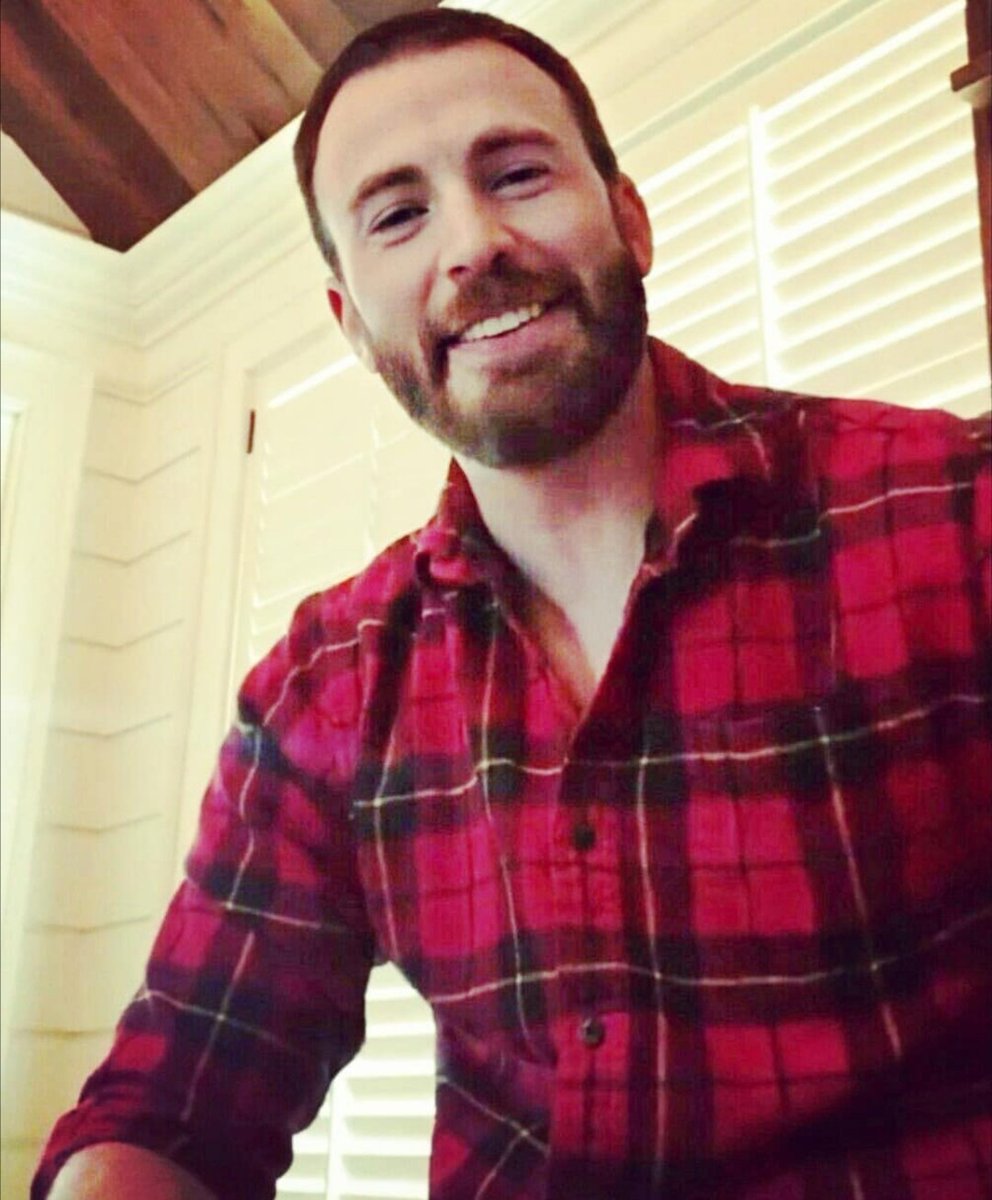 My gift for the acrylic queen  @alamanecer     Chris Evans as Nail Arts          A THREAD