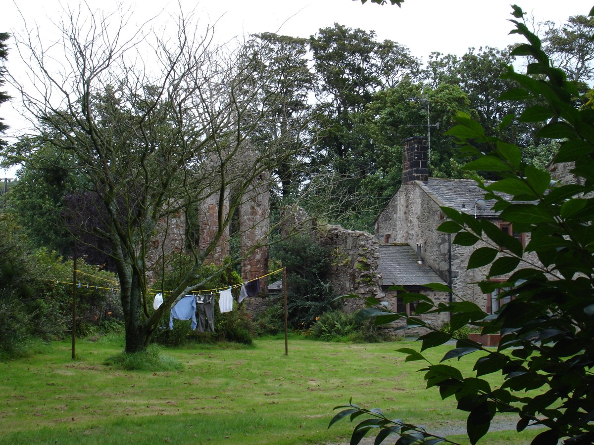 spent far too long on Seaton Priory, Cumbria, too. this lone photo with someone's washing in front of it is just sad. what a cool E.E. counterfacade for a Benedictine Nun house that was only worth 13 quid. Think I found it though