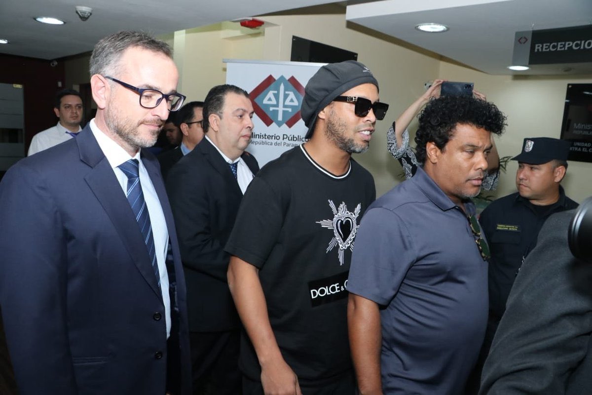 After 32 days in prison, Ronaldinho and his brother have been released after paying bail.However, they will remain under house arrest in their Paraguayan hotel.