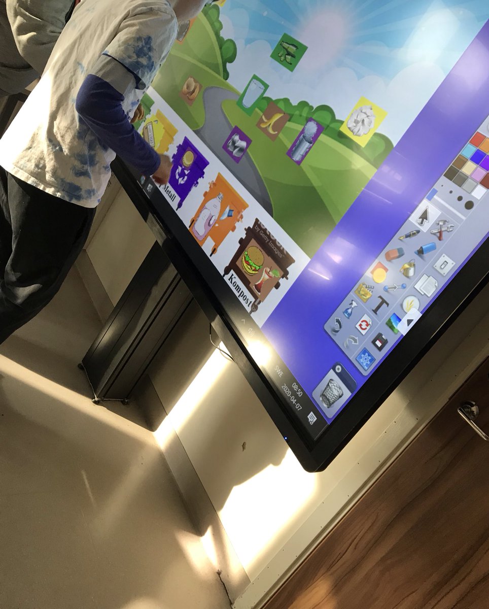 Bandet är klippt och härmed invigs återvinningsstationen på grundsärskolan! Efter mycket förberedelser och hårt jobb från fantastiska medarbetare drog äntligen projektet idag igång 😍👏🏽 @rosjoskolan #solskol