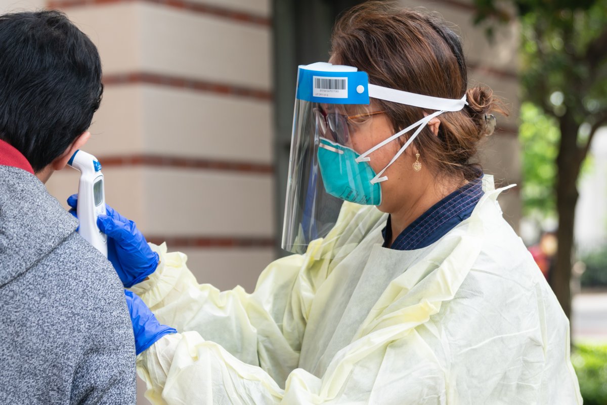 USC Student Health Care staffer testing a student for COVID-19 symptoms in March. Photo by Ling Luo