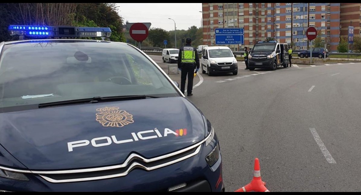policia's tweet photo. No...no es un control para la operación salida, es un control para garantizar tu #seguridad. 

Esta #SemanaSanta2020 nos quedamos en casa 😉

#EsteVirusLoParamosUnidos https://t.co/9YpcrCeXX9