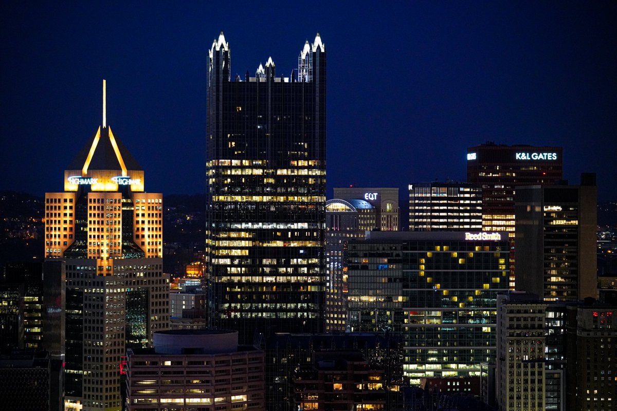 GoDuquesne's tweet photo. Always find the light. 

Tonight Pittsburgh buildings beamed in gold and yellow to show gratitude for health care and essential workers who are keeping us safe. 

📸: @SydneyDBauer 

#LoveFromPgh • #IlluminationOvation https://t.co/bHwjg0Ht6M