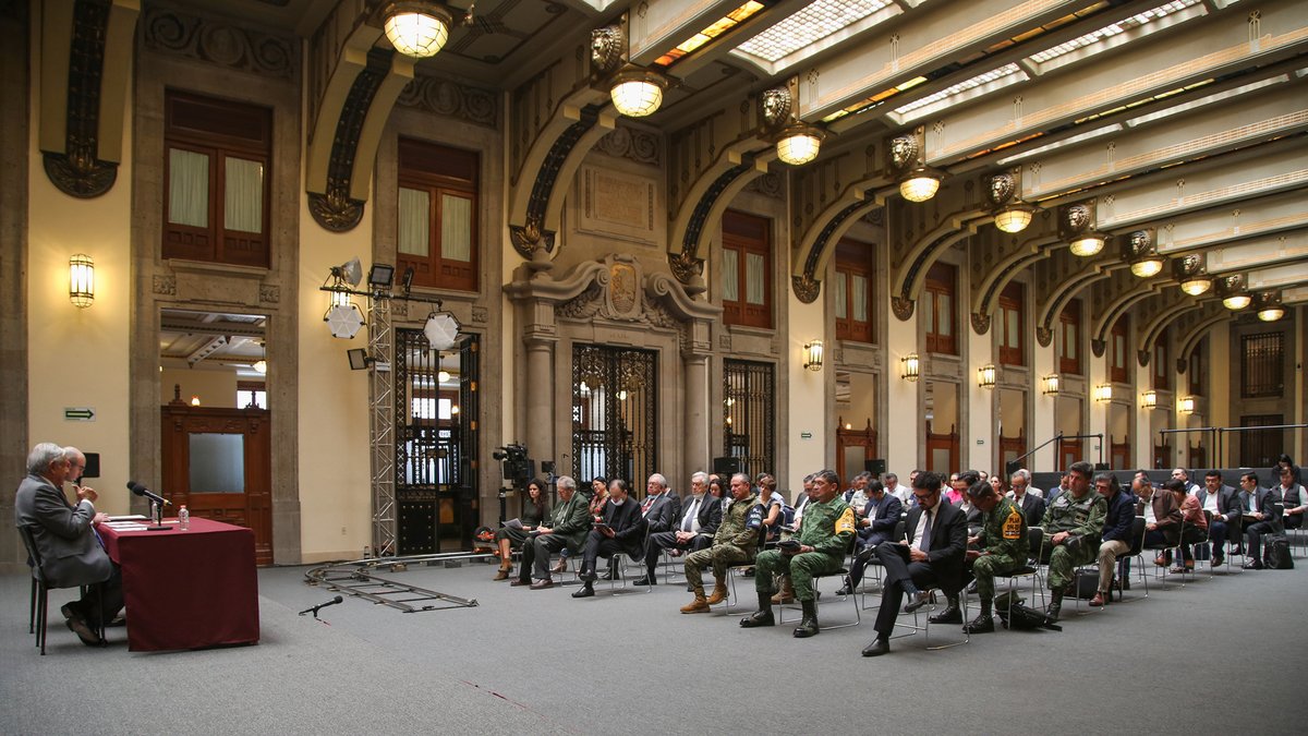 lopezobrador_'s tweet photo. Los tres objetivos básicos del Programa de Empleo y Bienestar son:

Apoyar a 22 millones de personas pobres; otorgar de abril a diciembre 2 millones 100 mil créditos y generar 2 millones de empleos en 8 meses. Por ello tuve tres reuniones de planeación con miembros del Gabinete. https://t.co/yPmdRR9PRa
