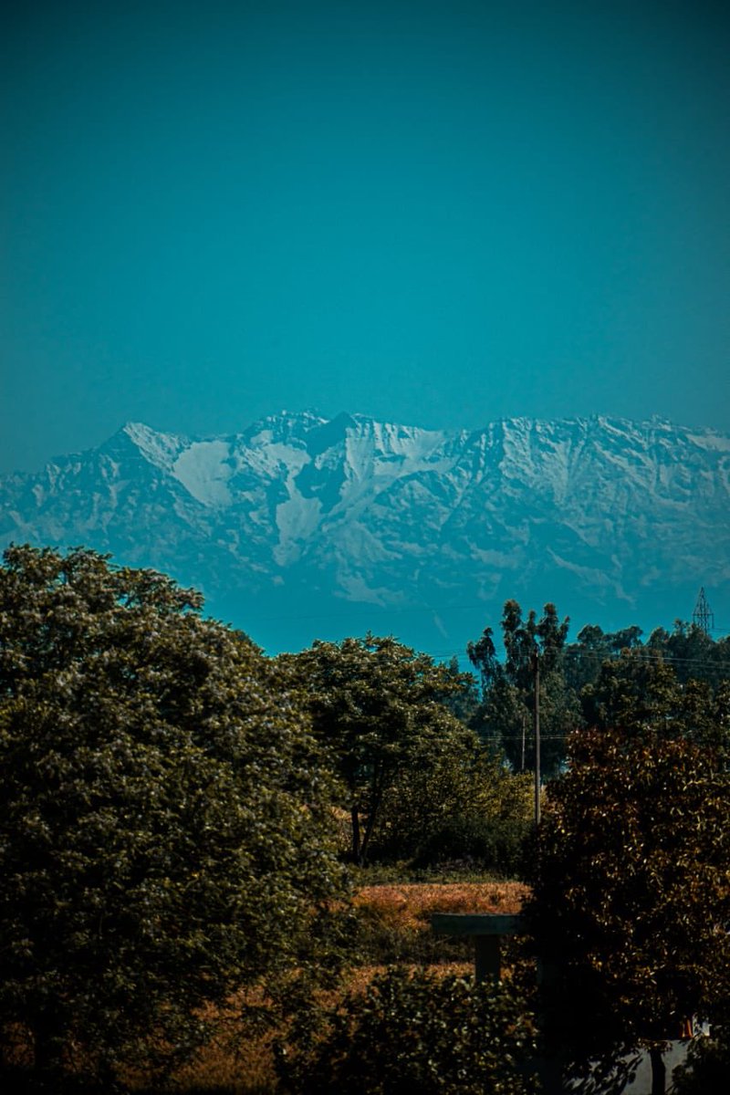 The snow-capped Himalayas are now visible for the first time in 30 years for residents in India's north. The beautiful mountains are 200kms away but have not been visible for decades due to high pollution levels. 📷: <a href="/covsinghtj/">TjSingh</a>