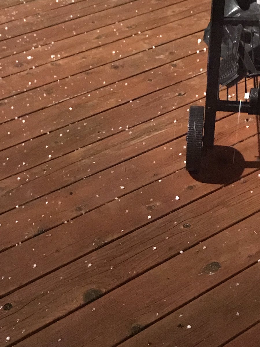 IAFlyer's tweet photo. @NWSDetroit Pea sized hail 3miles W of Ann Arbor, started about about 9:20 https://t.co/4M7xw4Ks8b