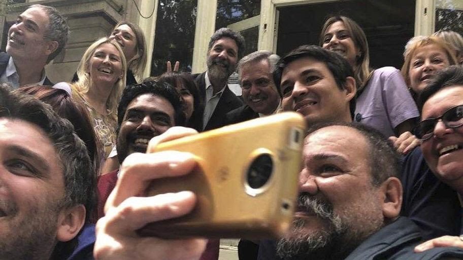 RaulMagnasco's tweet photo. Acá los tienen a los que se creen poderosos solo porque están en el gobierno explotando al pueblo trabajador.
Resulta que ellos no tienen que respetar el distanciamiento, ya que son poderosos y superiores. Porque nos contagiarian a todos? Ellos no
#AhoraLosPoderosos https://t.co/7JtR0XPvhW