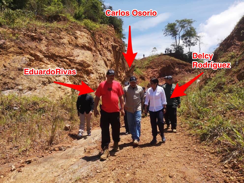 16_graterol's tweet image. Eduardo Rivas el Zar del Oro, manda más que el Malandro Gobernador Justo Noguera y solo se reúne con Nicolasito, Delcy y el otro delincuente General Carlos Osorio.

Rivas, es un homicida que tiene sicarios en su nomina.

Foto tomada en una de las minas de oro en el Edo. Bolivar.