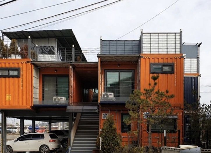 Sjcontainerbui1's tweet photo. Two-storey container home. Practical design 👍 
#prefabhouse #studios #containerhome 
#containerbuilding #grannyflat #containerdesign #containerhouse #shippingcontainerhomes #newlivingroom #outdoors #newdesigns https://t.co/vkOfG5xxqN
