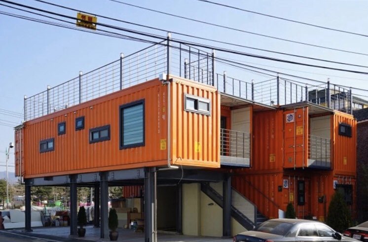 Sjcontainerbui1's tweet photo. Two-storey container home. Practical design 👍 
#prefabhouse #studios #containerhome 
#containerbuilding #grannyflat #containerdesign #containerhouse #shippingcontainerhomes #newlivingroom #outdoors #newdesigns https://t.co/vkOfG5xxqN