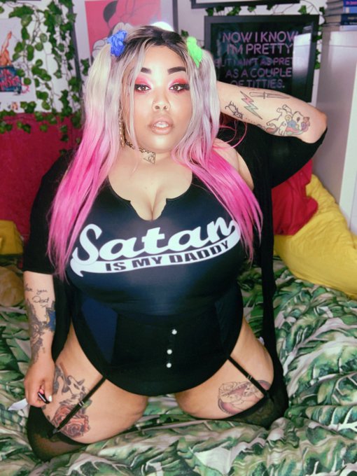 Early night for me , I&rsquo;m going to wake up to more subs and some treats 💕  Or I&rsquo;ll tell my daddy 😈   🍑https://t<a href="/tag/nipslip"class="tags"><span>#nipslip</span></a><a href="/tag/tittytuesday"class="tags"><span>#tittytuesday</span></a><a href="/tag/titsouttuesday"class="tags"><span>#titsouttuesday</span></a>