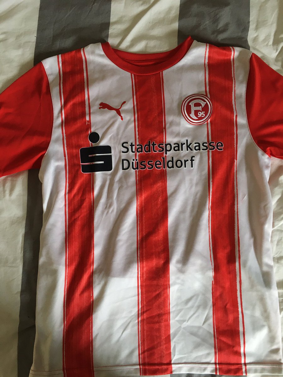 SeBouquet's tweet photo. Stukje dichter bij huis: Fortuna Düsseldorf. @f95 Dit shirt of een andere editie ervan zullen @CBENSCHOP en @MikevanDuinen misschien ook nog wel in de kast hebben hangen! #voetbalshirtchallenge https://t.co/zlp68W4lCA