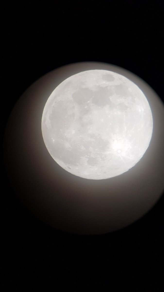 Y34N's tweet photo. @SophiaWeather supermoon taken tonight in Swinton Manchester https://t.co/xVFjnrPxQZ