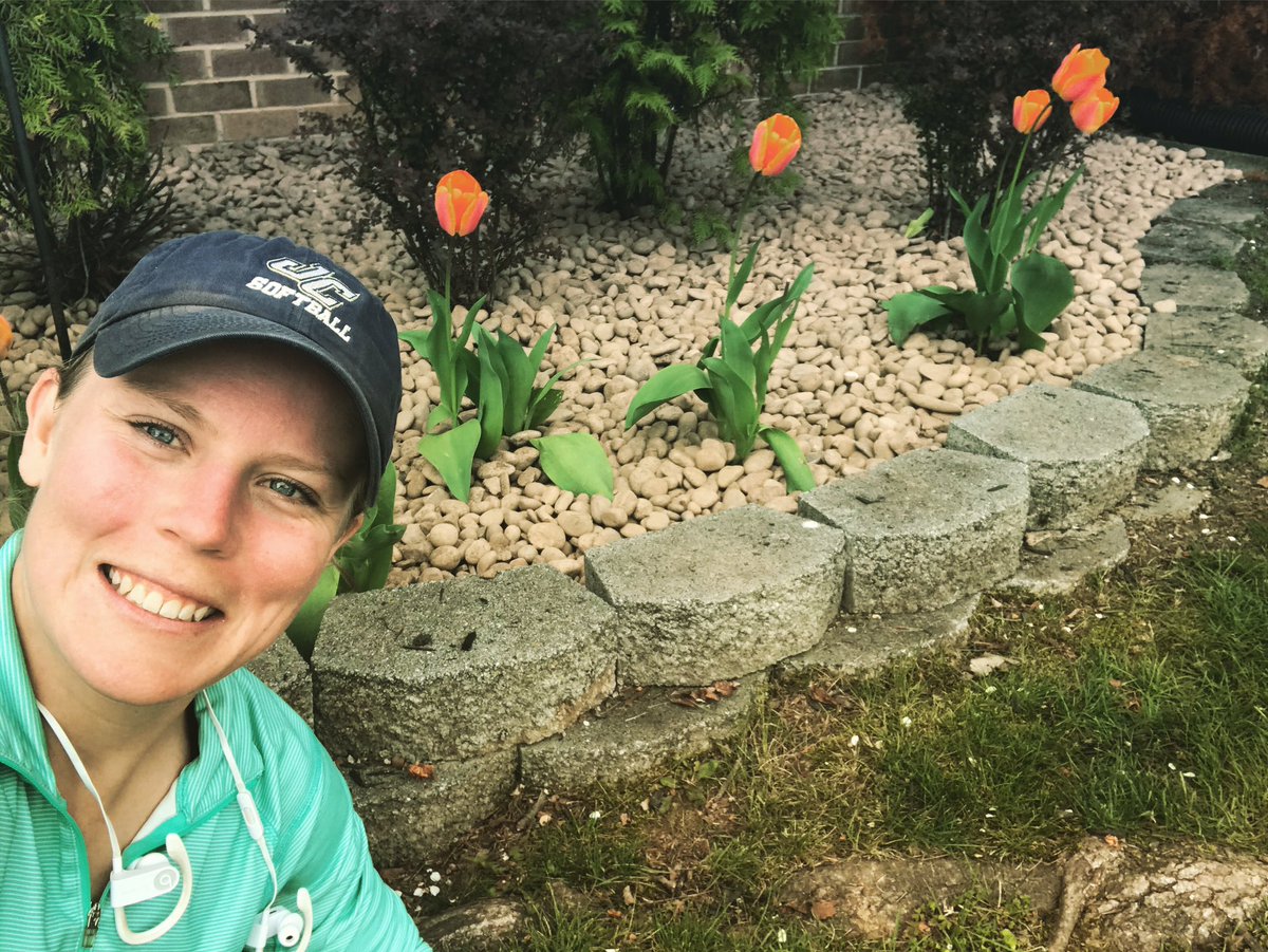 A post-run selfie with my freshly bloomed tulips! 🏃🏼‍♀️🌷 

#itsthelittlethings 

#WhatMakesYouHappy

#CVPE4Life