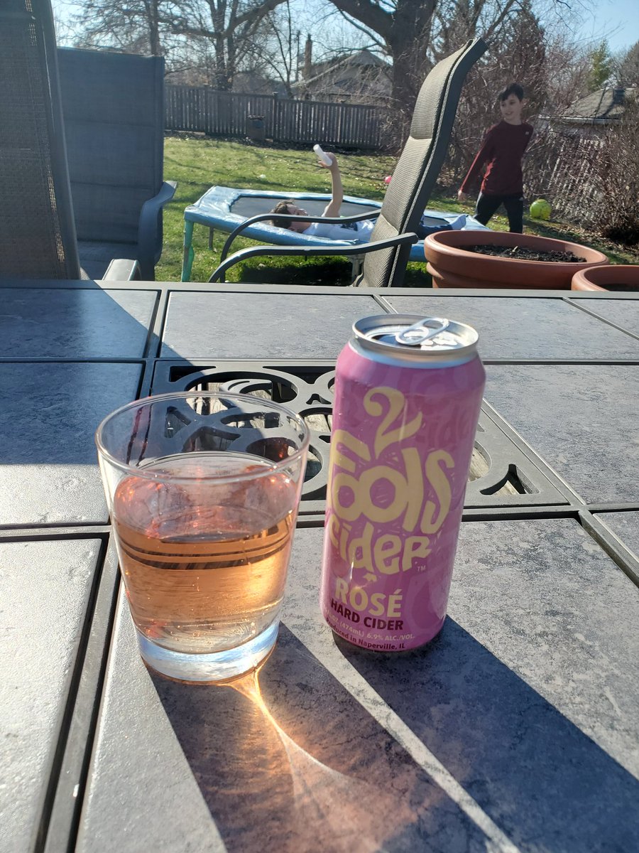 shannonhudak's tweet photo. #homehappyhour #2foolscider https://t.co/11Yog65mUD