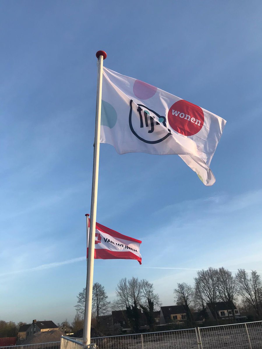 MensoOosting's tweet photo. De ondergrond super strak gemaakt om vliegensvlug 16 mooie @fijnwonen  woningen neer te zetten voor particuliere kopers in Tolbert. De vlag wappert fier in de wind en we zijn blij en trots dat we volgens planning kunnen starten. https://t.co/LBi9KH64Fo
