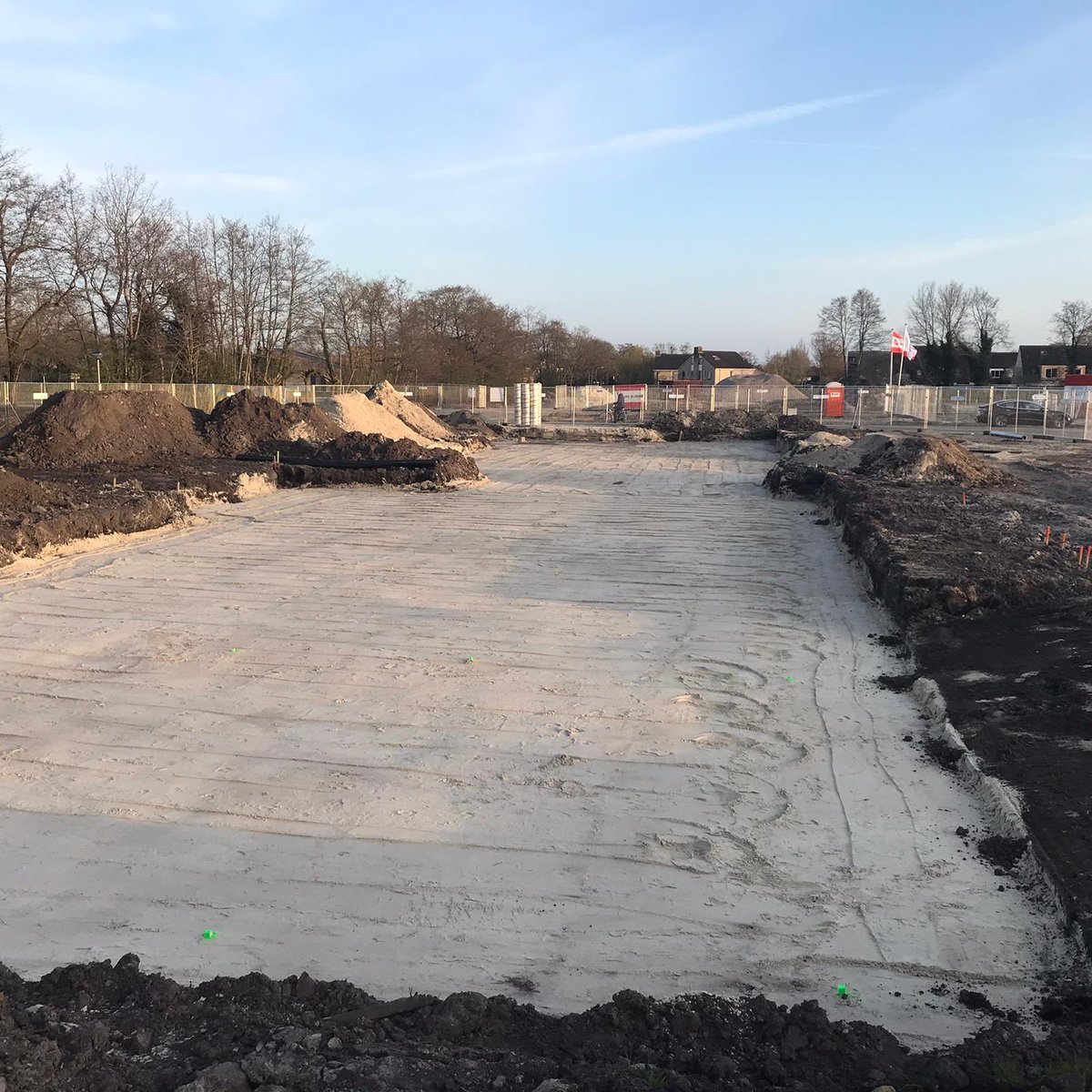 MensoOosting's tweet photo. De ondergrond super strak gemaakt om vliegensvlug 16 mooie @fijnwonen  woningen neer te zetten voor particuliere kopers in Tolbert. De vlag wappert fier in de wind en we zijn blij en trots dat we volgens planning kunnen starten. https://t.co/LBi9KH64Fo