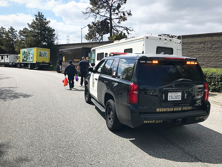 In partnership with  @CSACaresMV, our  @MountainViewPD helped hand out dozens of hygiene kits to unstably housed and homeless individuals. Plans are in the works to hand out hundreds more this week.  #TogetherMV
