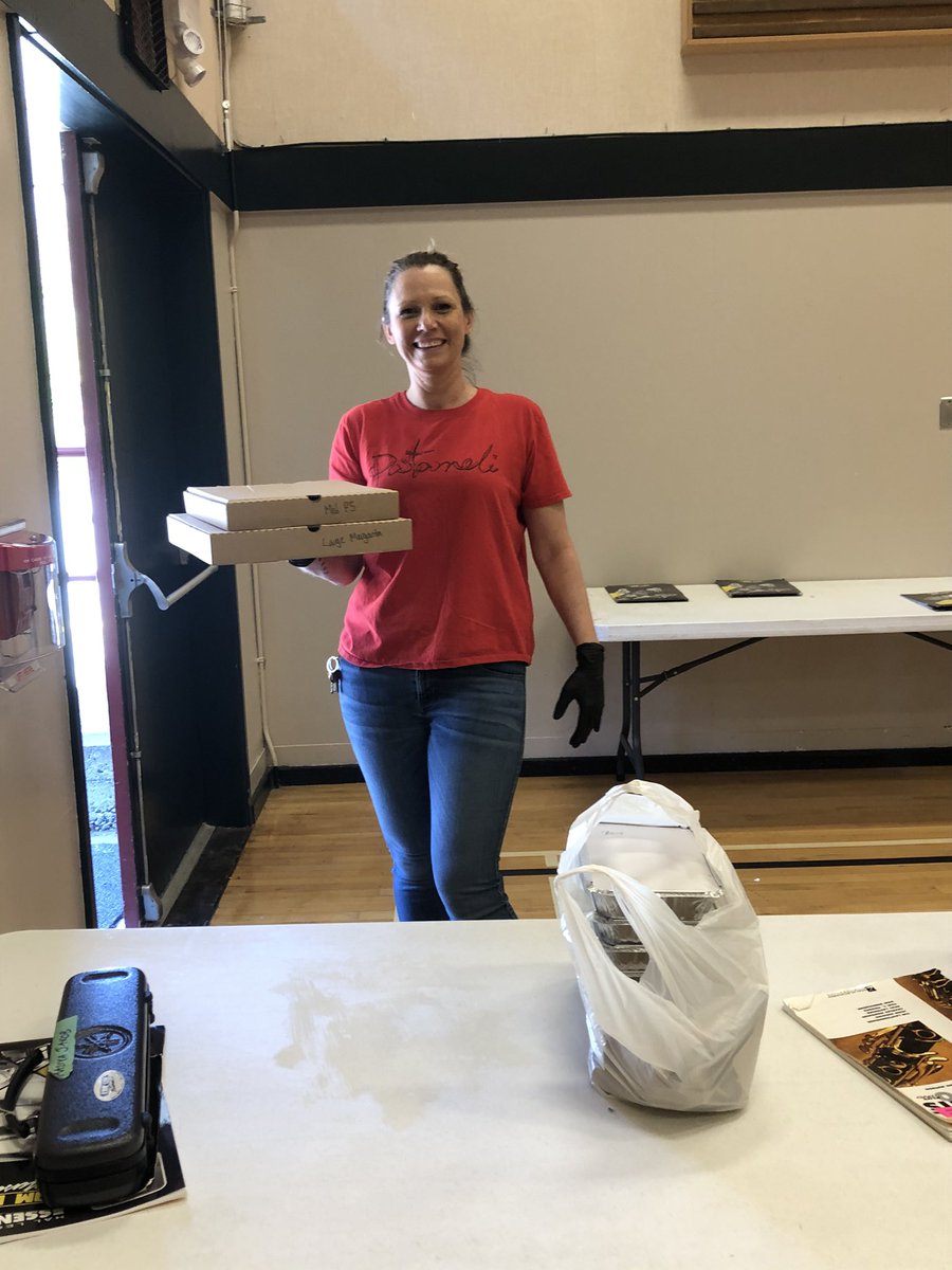 gleneagles_news's tweet photo. Trying to do our part to support a local family small businesses; got takeout from Caulfeild restaurant Pastameli’s with awesome lunch for my amazing custodial staff here at #GELearns ; here’s a shout out to our guy Linden, his older sister Callie and their parents Kim and Colin! https://t.co/b8f34sLFtD
