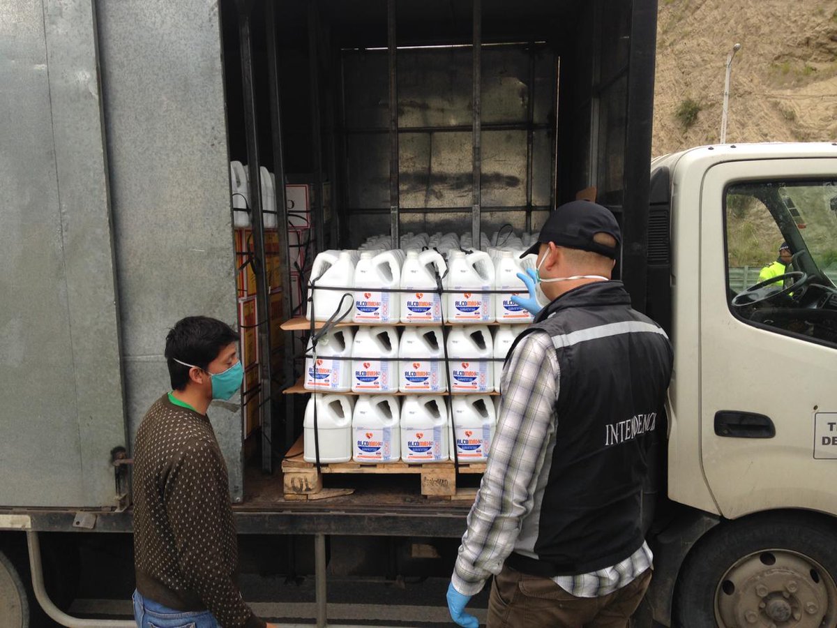 goberazuay's tweet photo. ¡ATENCIÓN!
La @azuayinten ejecutó un importante operativo en coordinación con @PoliciaEcuador.

📍En el sector Puente Guangarcucho se incautaron 148 cajas de licor, 12 jabas de cerveza transportados por 2 vehículos usando salvoconducto para distribución de víveres. https://t.co/4vGf6hIEjS