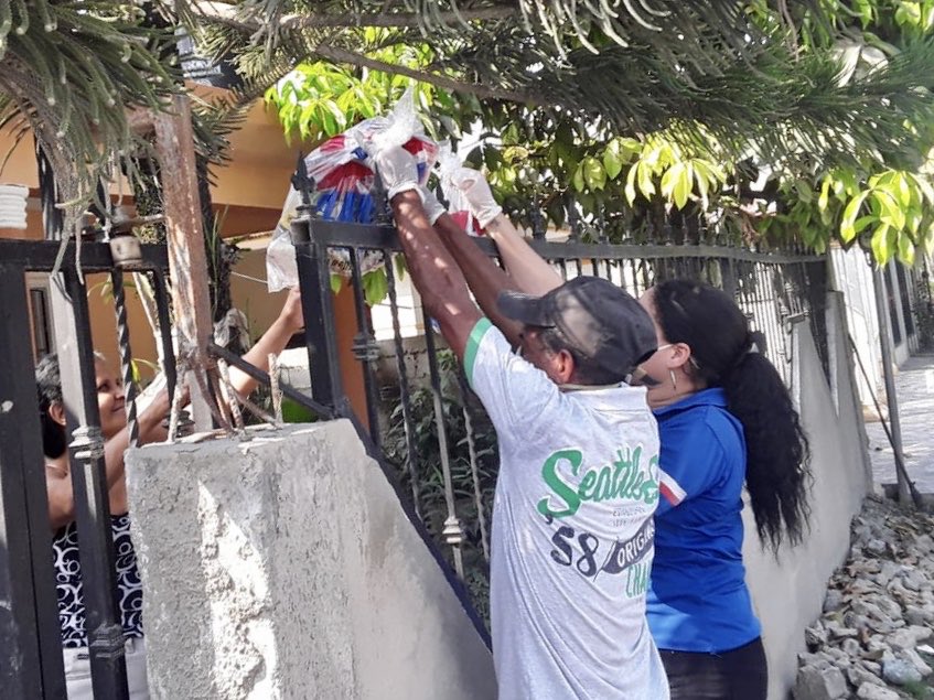 La Gobernación Provincial, junto al Plan Social de la Presidencia, realizaron un operativo de entrega de alimentos en la comunidad Callejón Matanza, Sabaneta, municipio La Vega, coordinanda por un representante de las Iglesias, y dirigentes comunitarios.

#QuédateEnCasa