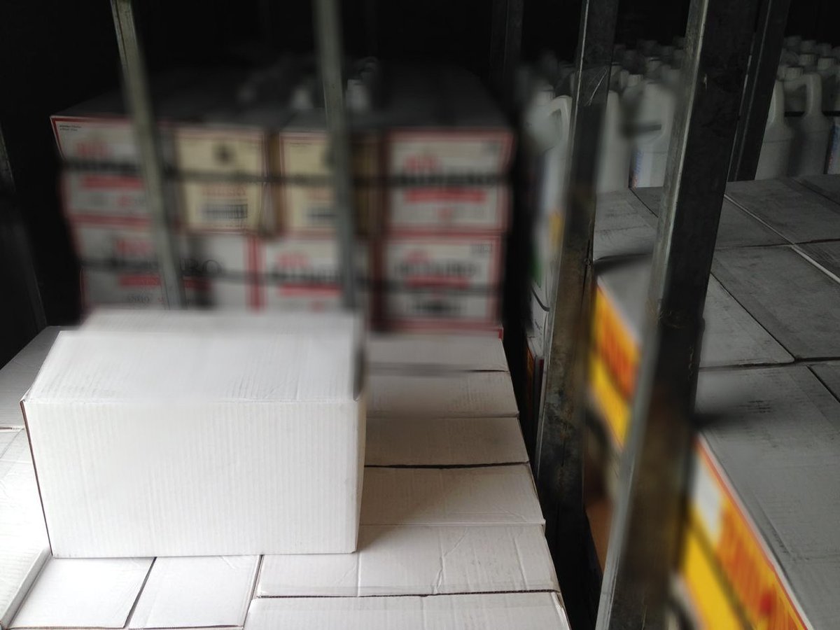 goberazuay's tweet photo. ¡ATENCIÓN!
La @azuayinten ejecutó un importante operativo en coordinación con @PoliciaEcuador.

📍En el sector Puente Guangarcucho se incautaron 148 cajas de licor, 12 jabas de cerveza transportados por 2 vehículos usando salvoconducto para distribución de víveres. https://t.co/4vGf6hIEjS