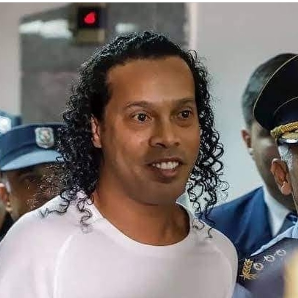 KevinFarinango5's tweet photo. ¡ÚLTIMA HORA! 🇧🇷🔥

Luego de un mes de estar en prision la leyenda brasileña Ronaldinho ha quedado en libertad junto con su hermano luego de pagar una fianza de 1.6 millones de dólares.

Un juez de Paraguay concedió prisión domiciliaria al ex astro brasileño del fútbol.
.
. https://t.co/9OyQmwcGx5